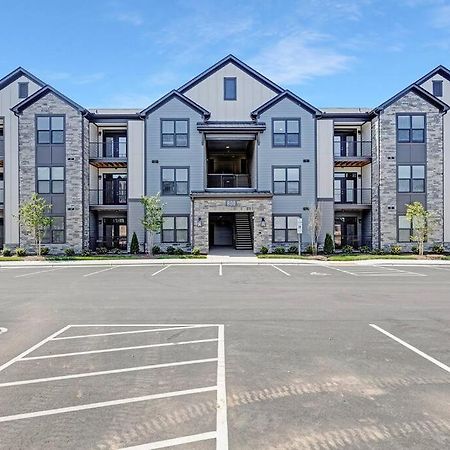 Stylish New Condo In Concord Exterior photo