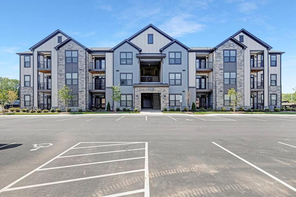 Stylish New Condo In Concord Exterior photo