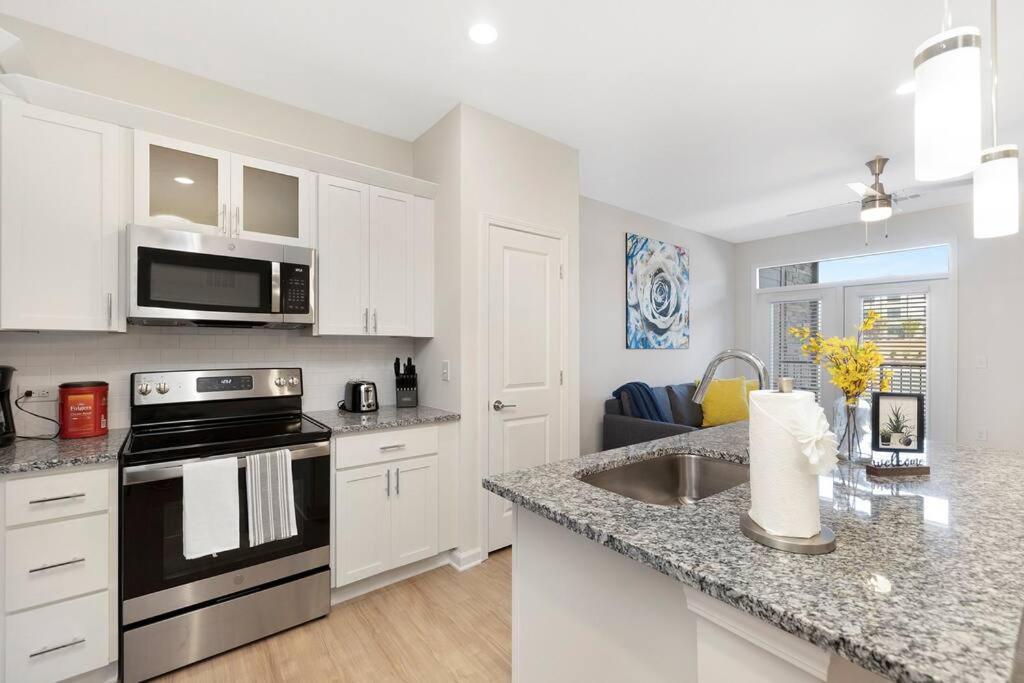 Stylish New Condo In Concord Exterior photo