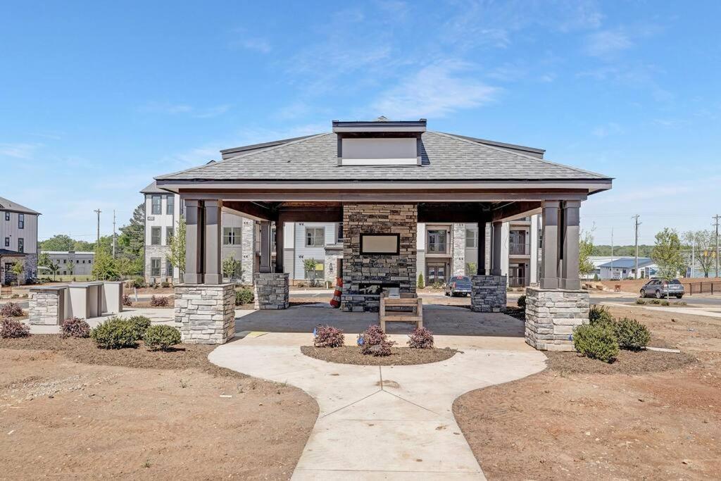Stylish New Condo In Concord Exterior photo