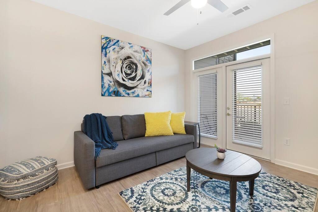 Stylish New Condo In Concord Exterior photo